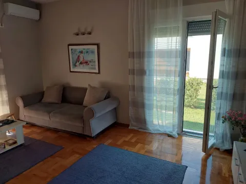 Bright living room with yard access. - image 4
