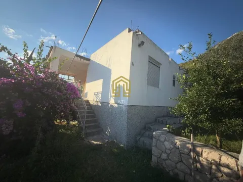 Spoljašnji izgled kuće sa dvorištem i stepeništem. - image 8
