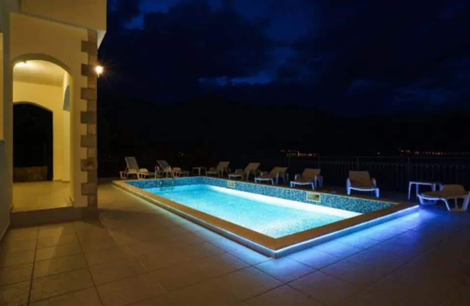 Prodaja, kuća, 358m², Kostanjica, Kotor
