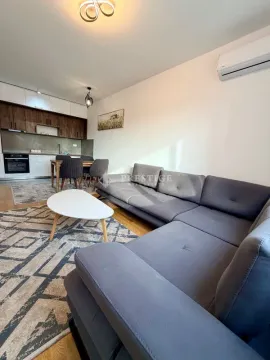 Dnevni boravak sa garniturom i trpezarijom u sklopu kuhinje. - image 3