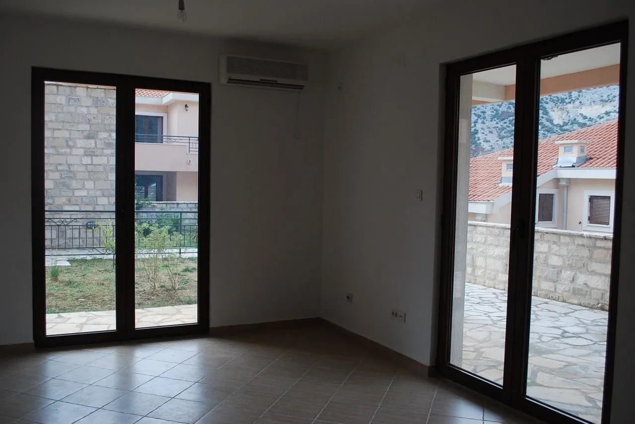 Prodaja, stan, 57m², Risan, Kotor