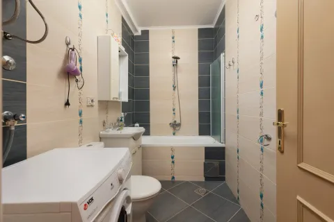 Kupatilo opremljeno tuš kabinom, umivaonikom, wc šoljom i veš mašinom. - image 11