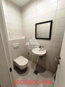 Manje kupatilo sa WC šoljom, umivaonikom i ogledalom obloženo keramičkim pločicama. - image 13