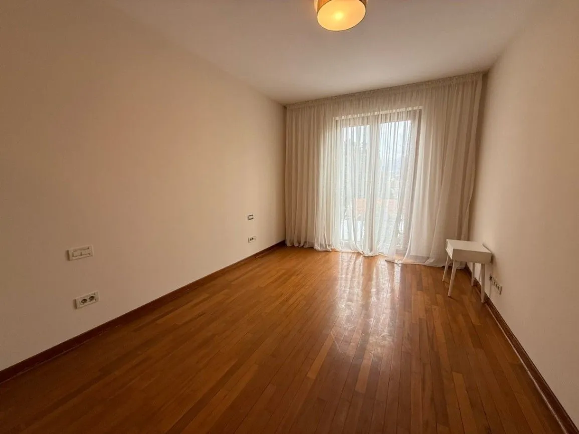 Izdavanje, četvorosoban stan, 200m², Gorica C, Podgorica