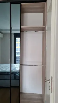 Built-in wardrobe with sliding doors and a mirror. - image 12