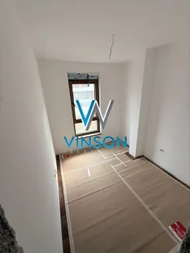 Prazna neuređena prostorija sa prozorom i podom zaštićenim papirom. - image 6