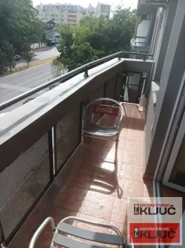 Uski popločani balkon sa metalnom ogradom i pogledom na ulicu. - image 20