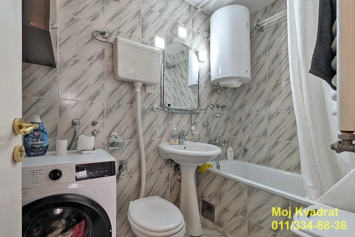 Kupatilo opremljeno sanitarijama, kadom i veš mašinom.