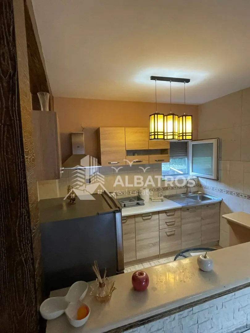 Smaller kitchen with wooden elements and a bar counter.