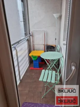 Manji namešteni balkonski prostor sa stolom, stolicama i sušilicom za veš. - image 8