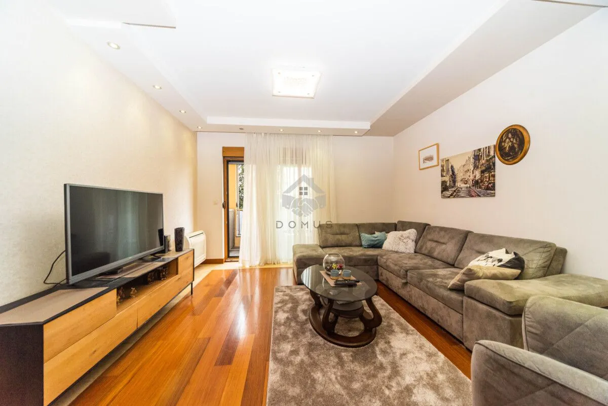 Izdavanje, dvosoban stan, 76m², Centar, Podgorica