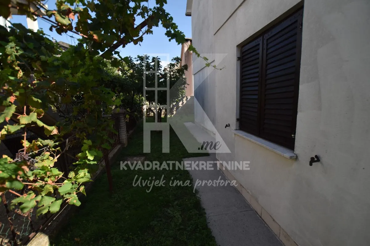 Sale, house, 250m², Zelenika, Podgorica