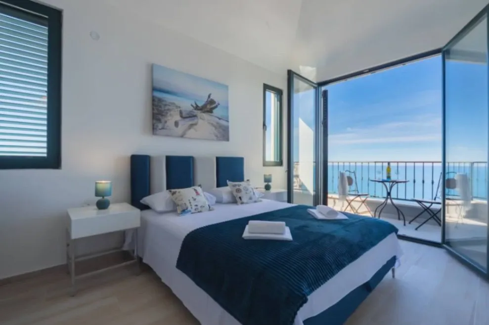 Izdavanje, četvorosoban stan, 310m², Budva, Crna Gora