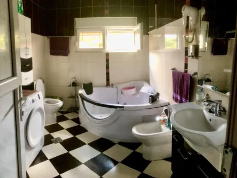 Izdavanje, trosoban stan, 180m², Dalmatinska ulica, Podgorica - image 10