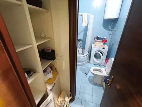 Pogled iz hodnika na kupatilo sa kadom, veš mašinom i toaletom. - image 3