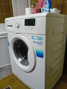 Mašina za pranje veša u kupatilu sa pločicama. - image 11