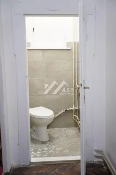 Pogled kroz vrata na kupatilo sa pločicama i wc šoljom. - image 8