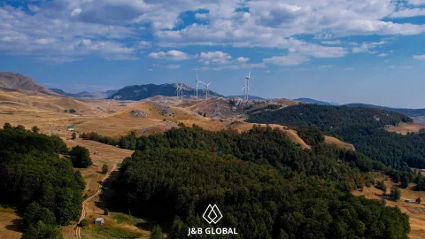 Pogled na planinski pejzaž sa vjetroelektranama i šumom. - image 2