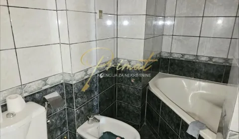Kupatilo opremljeno kadom, bideom i WC šoljom. - image 17