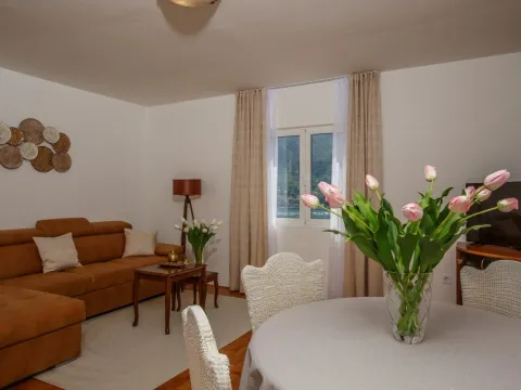 Rent, two bedroom apartment, 69m², Dobrota, Kotor - image 11