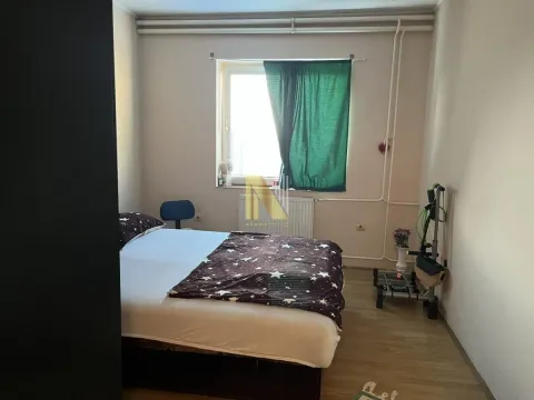 Nameštena spavaća soba sa bračnim krevetom i prozorom. - image 9