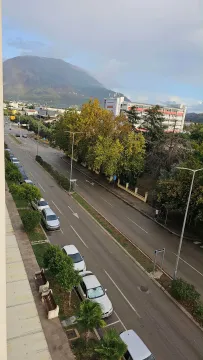 Pogled sa terase na ulicu i planine u pozadini. - image 10