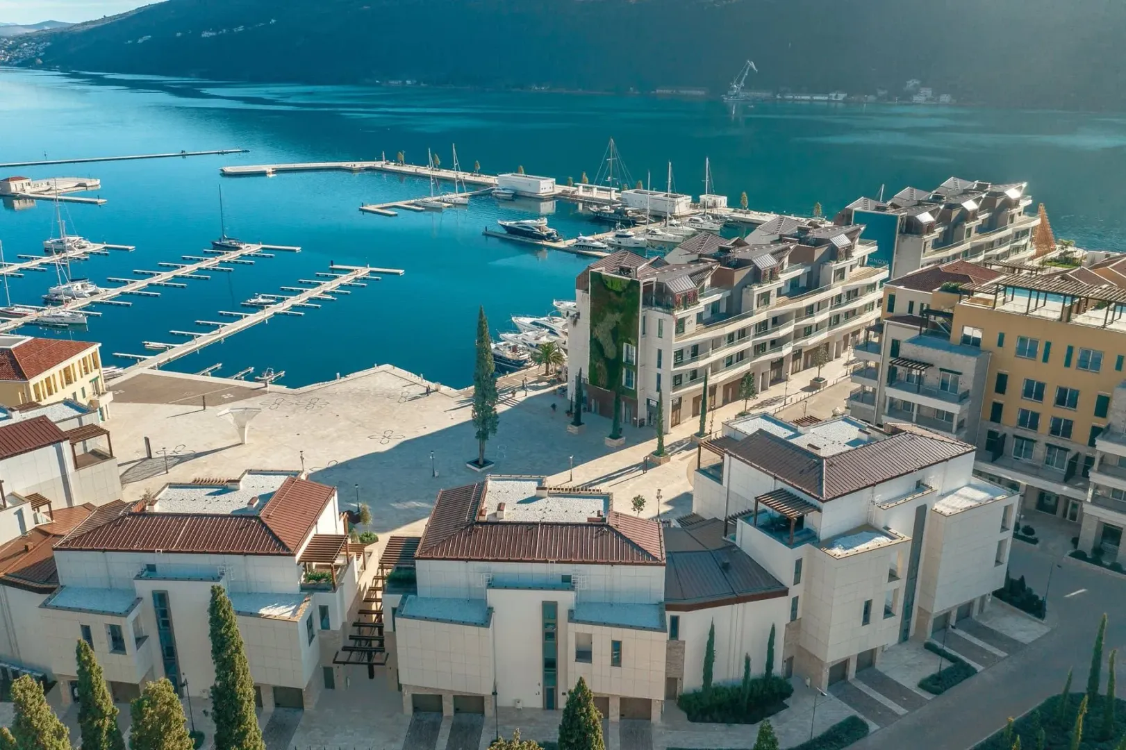 Pogled iz vazduha na marinu i okolne zgrade.