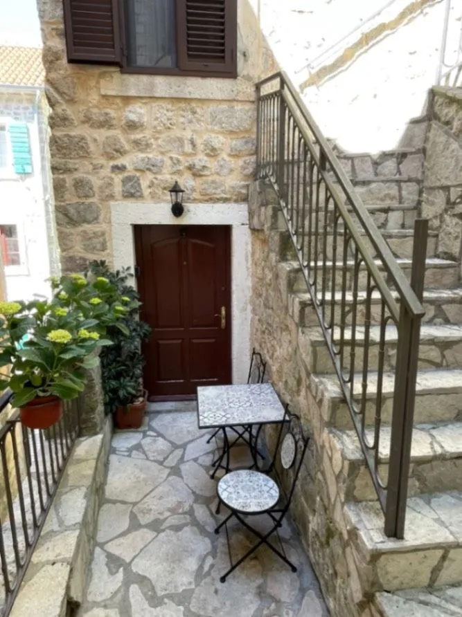 Izdavanje, jednosoban stan, 40m², Stari Grad Kotor, Kotor