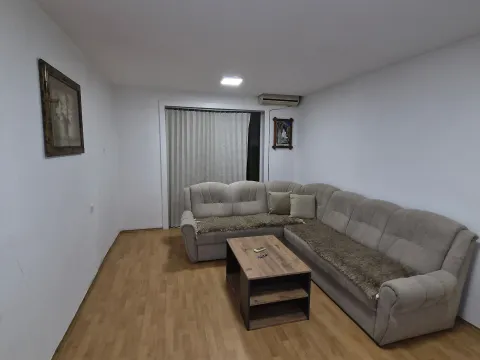 Kuća in Tološi
