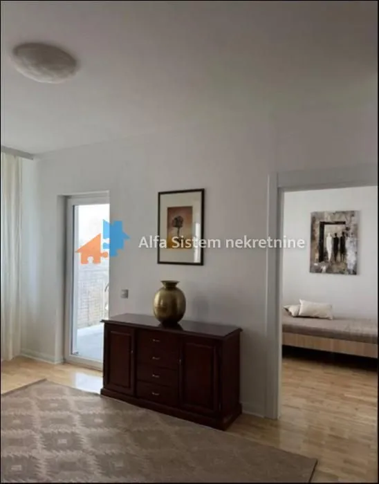 Izdavanje, četvorosoban stan, 120m², Savski Venac, Beograd
