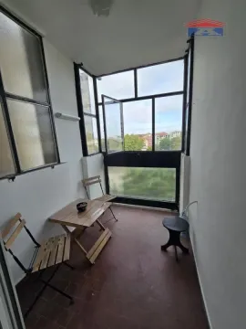 Zastakljena terasa sa drvenim stolom i stolicama. - image 16