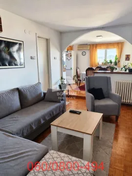 Dnevna soba sa garniturom i pogledom na trpezariju kroz luk. - image 4