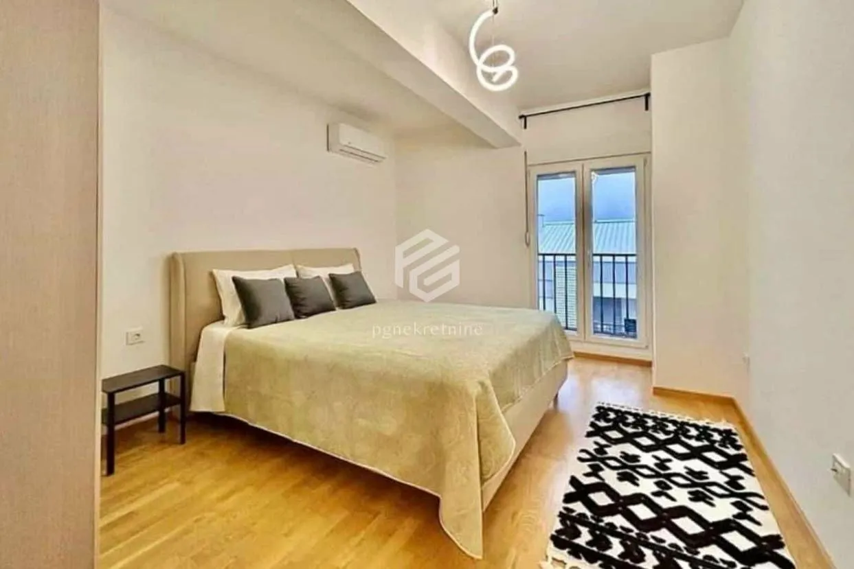 Bedroom with a double bed and access to the terrace.