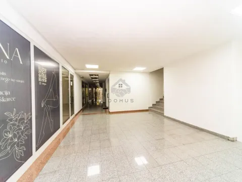 Izdavanje, poslovni prostor, 42m², Centar, Podgorica - image 14
