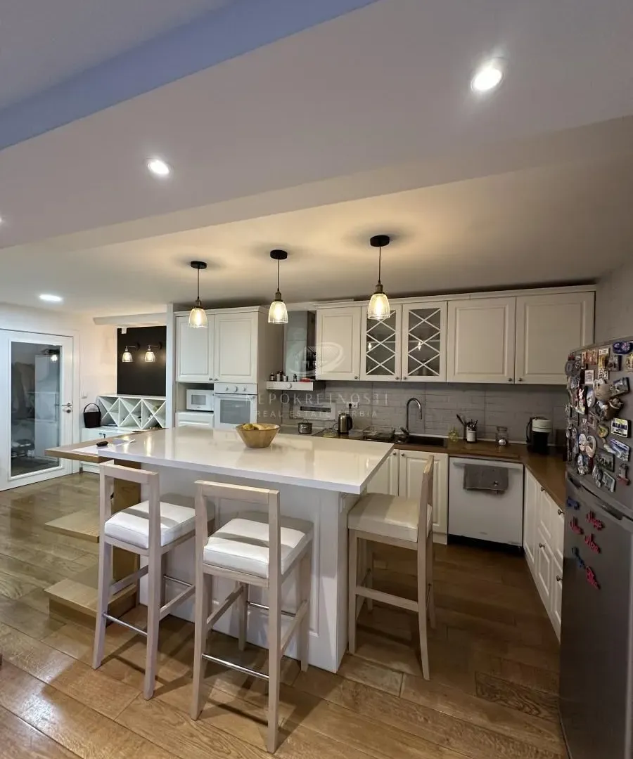 Sale, house, 300m², Lekino Brdo, Voždovac Sve Podlokacije