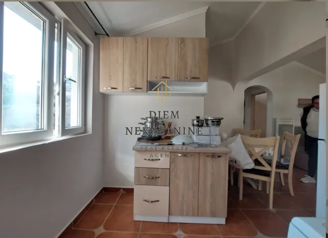 Izdavanje, dvosoban stan, 70m², Škaljari, Kotor