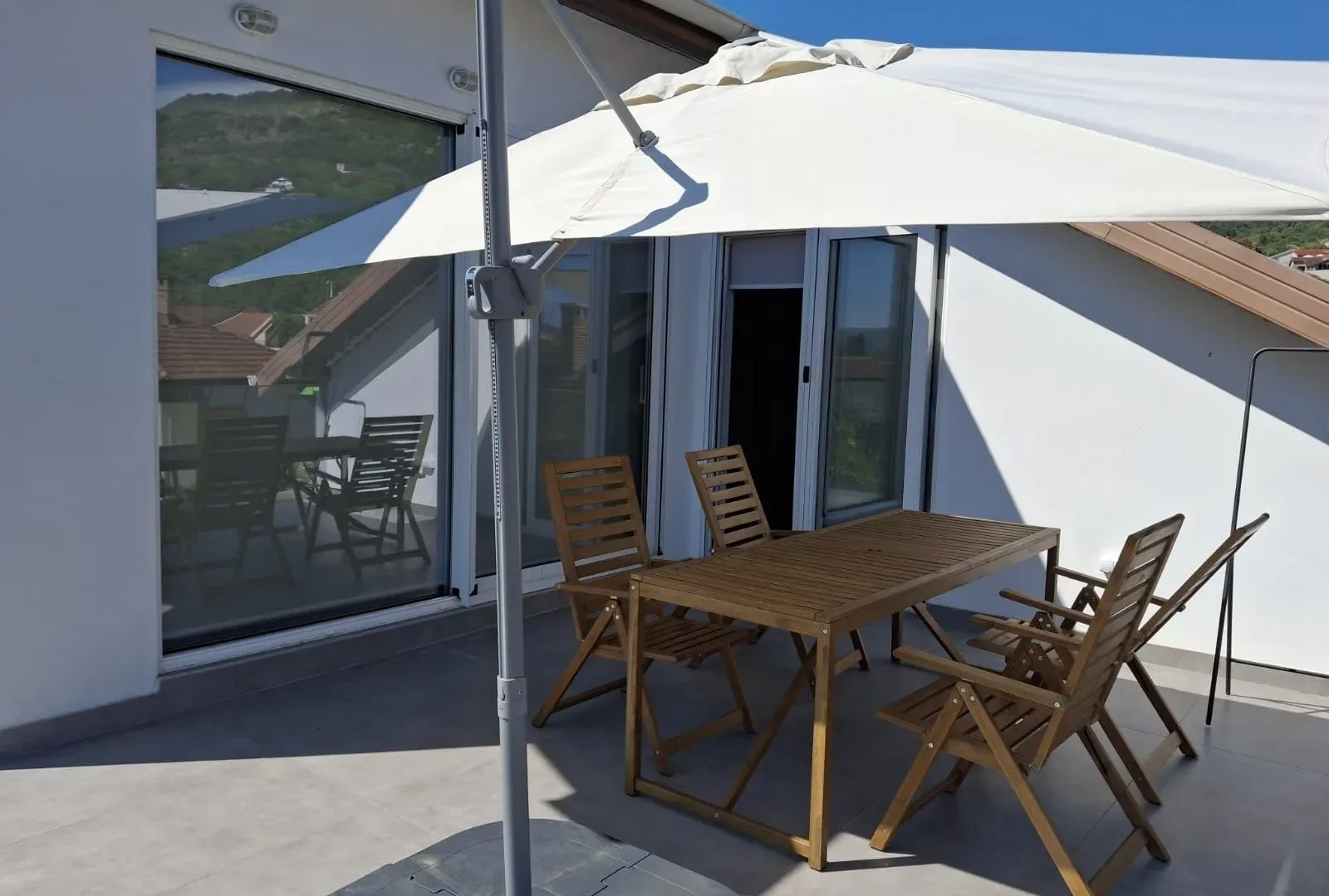 Izdavanje, dvosoban stan, 66m², Centar, Tivat