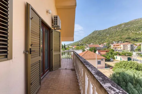 Balkon sa pogledom na naselje i okolna brda. - image 17