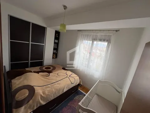Spavaća soba sa bračnim krevetom, krevetcem i ugradnim plakarom. - image 11