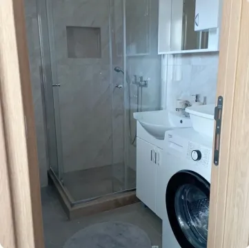 Moderne kupatilo sa tuš kabinom, umivaonikom i veš mašinom. - image 6