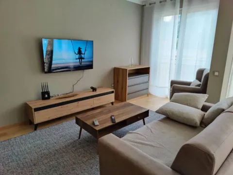 Izdavanje, jednosoban stan, 53m², Bečići, Budva - image 1