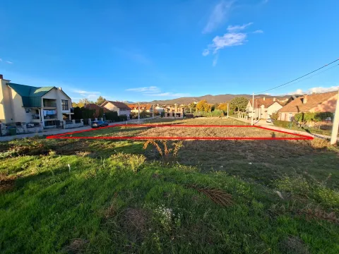Pogled na građevinsko zemljište sa označenom granicom parcele u naselju. - image 3