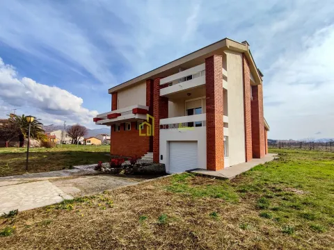 Izdavanje, kuća, 458m², Rogami, Podgorica - image 20