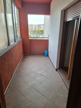 Zastakljeni balkon sa keramičkim pločicama na podu. - image 3