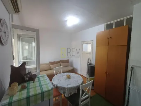 Dnevni boravak sa trpezarijom i garniturom za sjedenje. - image 11