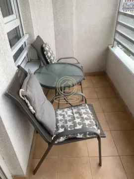 Manji namešteni balkoni sa stolom i dve stolice. - image 8