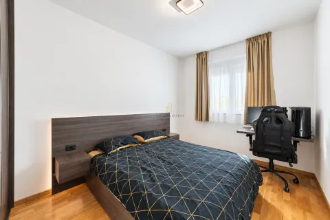 Spavaća soba sa bračnim krevetom, drvenim uzglavljem i radnim stolom. - image 9