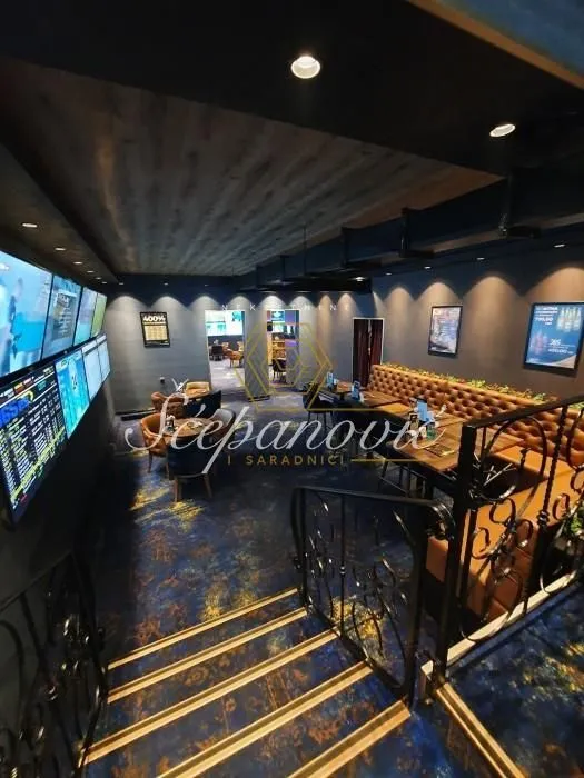 Izdavanje, poslovni prostor, 239m², Bulevar Oslobodjenja, Novi Sad Sve Podlokacije