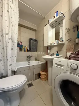 Kupatilo opremljeno kadom, umivaonikom, veš mašinom i wc šoljom. - image 16