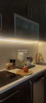 Deo kuhinje sa radnom površinom, sudoperom i visećim elementima. - image 5